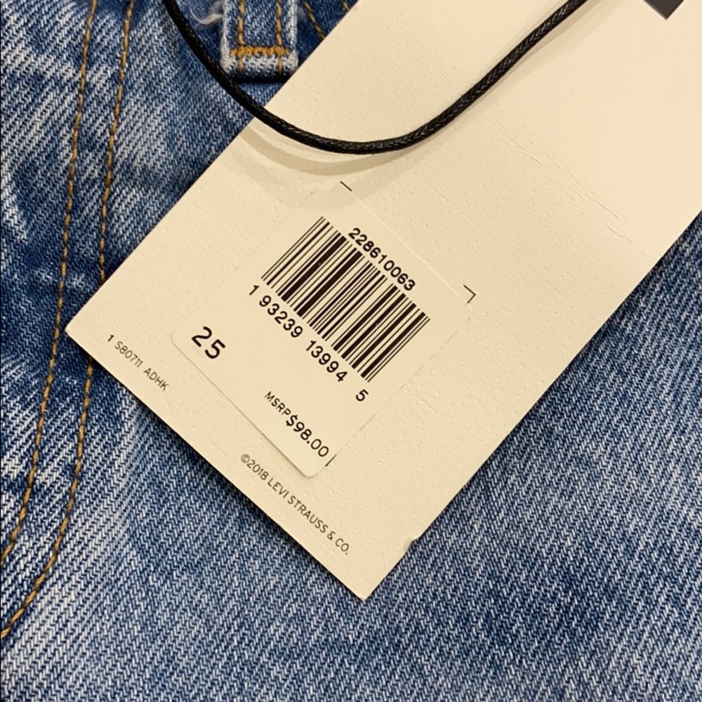 Levi’s Wedgie Icon Fit in Authentically Yours - Picture 8 of 11